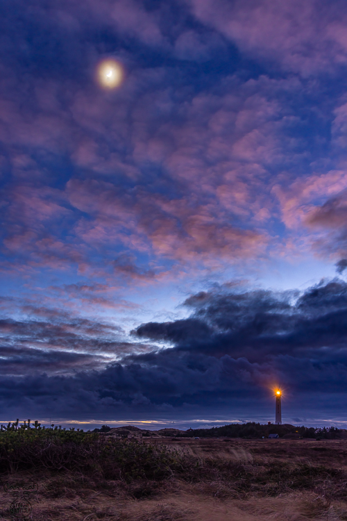 12000 - Moon over Nr.Lyngvig Fyr - -