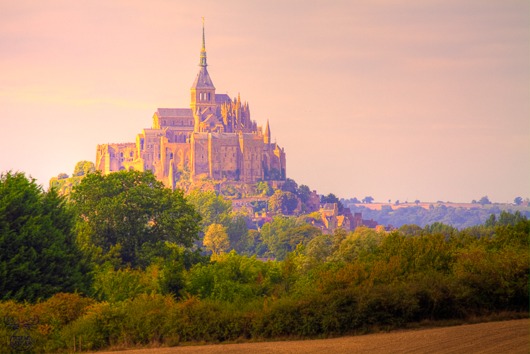 2825 - Distant Mont-Saint-Michel - -