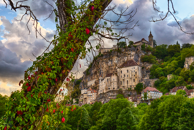 9733 - Rocamadour tree glance - -